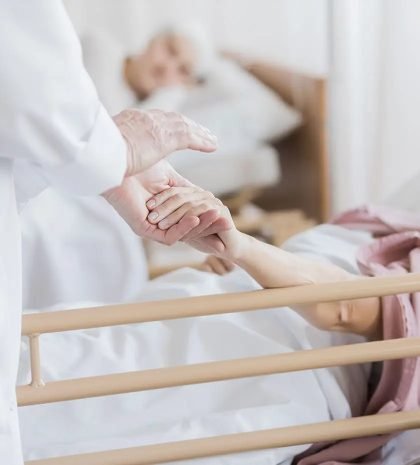 woman holding doctors hand klkvx3g